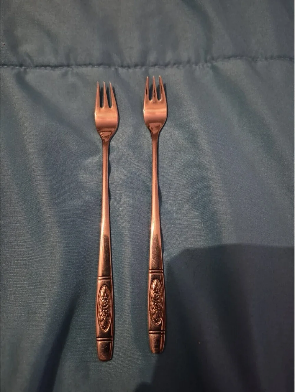 ONEIDA ROSE PENDANT Cocktail Forks Distinction Deluxe HH Vintage Floral Set 2